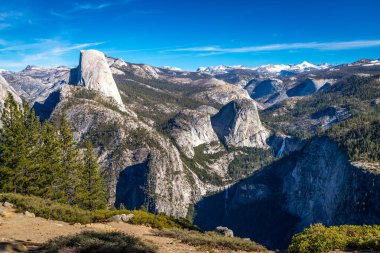 Enjoy stunning vistas of the Sierra Nevada Mountains from Glacier Point. Perfect for hiking and nature lovers exploring Yosemite's beauty. clipart