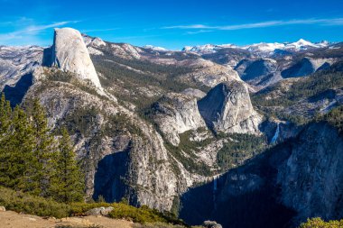 Buzul Noktası 'nda serüven bekliyor açık bir günde Yosemite Vadisi ve görkemli Sierra Nevada Dağları' nın çarpıcı manzarasını sunuyor..