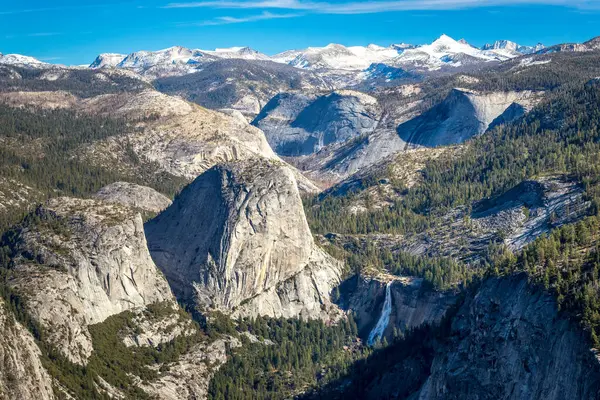 Buzul Noktası 'ndan çarpıcı görüntüler Sierra Nevada ve Yosemite Vadisi' ni vurguluyor ve doğanın güzelliğine macera çağrısında bulunuyor..