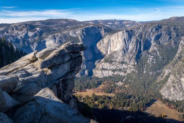 Yosemite Vadisi 'nin panoramik manzarasının ve Kaliforniya' nın görkemli milli parkında ziyaret edilmesi gereken bir yer olan Glacier Point 'ten Half Dome' un keyfini çıkarın..