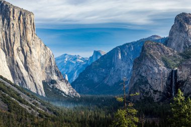 BridalVeil Şelaleleri Yosemite Vadisi 'nde güzel şelaleler, ikonik dağ sıraları ve bereketli yaban hayatlarıyla çevrili. Mükemmel bir yürüyüş yeri..
