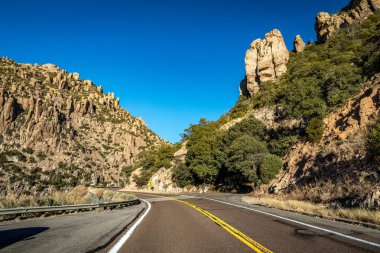 Sonoran Çölü 'ndeki görkemli dağlar ve ikonik kaktüslerle çevrili Catalina Karayolu boyunca nefes kesici manzaraları izleyin..