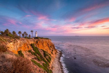 Rancho Palos Verdes 'in kayalıklarından huzurlu bir günbatımı manzarasının tadını çıkarın, ikonik Point Vicente Deniz Feneri ve sakin kıyı manzarası.