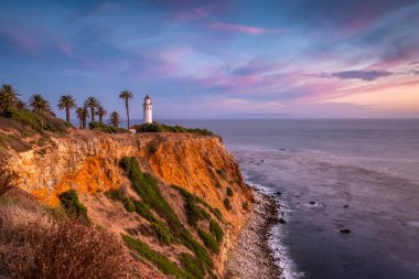 Point Vicente Deniz Feneri, Rancho Palos Verdes 'te alacakaranlıkta gökyüzünü parlak renklerle boyarken engebeli bir uçurumun üzerinde görkemli bir şekilde duruyor..