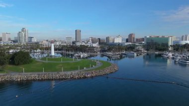 Gökkuşağı Limanı ve Long Beach şehir manzarası şafak vakti gökyüzünde bulutlarla, Long Beach, California