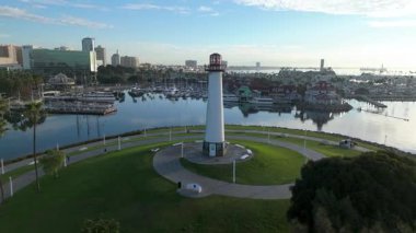 Lions Lighthouse ve Shoreline Aquatic Park 'ın şafak vakti havadan çekilmiş görüntüleri, Long Beach, Kaliforniya' daki marina ve çarpıcı şehir manzarasını gözler önüne seriyor..