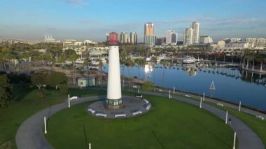 Lions Lighthouse ve Shoreline Aquatic Park 'ın şafak vakti havadan çekilmiş görüntüleri, Long Beach, Kaliforniya' daki marina ve çarpıcı şehir manzarasını gözler önüne seriyor..