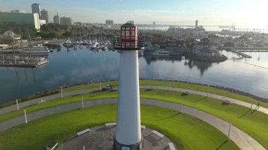 Lions Lighthouse 'un Long Beach, California' daki Shoreline Park 'taki hava görüntüsü. Gün ağarırken huzurlu liman ve çarpıcı ufuk çizgisi.