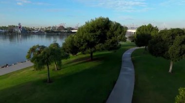 Long Beach, California 'daki Shoreline Park' ın havadan görünüşü... Şafak sökerken huzurlu limanı ve çarpıcı ufku.
