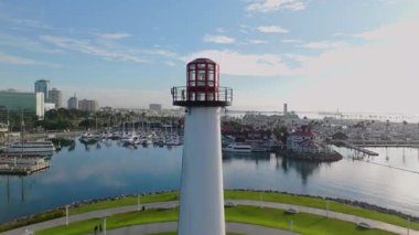 Lions Lighthouse 'un Long Beach, California' daki Shoreline Park 'taki hava görüntüsü. Gün ağarırken huzurlu liman ve çarpıcı ufuk çizgisi.