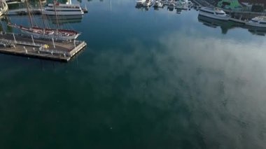 Şafak sökerken Long Beach, California 'nın hava manzarası huzur dolu limanı ve çarpıcı ufku aydınlatıyor..