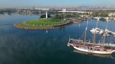 Long Beach, California 'daki Shoreline Park' ın havadan görünüşü... Şafak sökerken huzurlu limanı ve çarpıcı ufku.