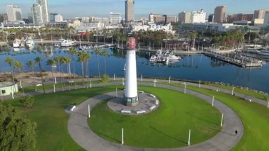 Lions Lighthouse ve Shoreline Aquatic Park 'ın şafak vakti havadan çekilmiş görüntüleri, Long Beach, Kaliforniya' daki marina ve çarpıcı şehir manzarasını gözler önüne seriyor..