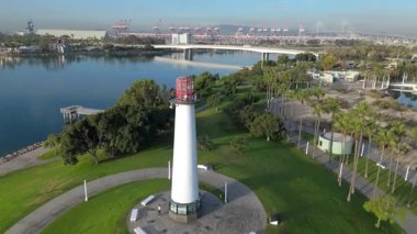 Lions Lighthouse ve Shoreline Aquatic Park 'ın şafak vakti havadan çekilmiş görüntüleri, Long Beach, Kaliforniya' daki marina ve çarpıcı şehir manzarasını gözler önüne seriyor..