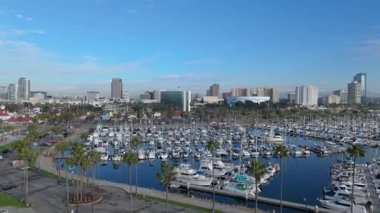 Long Beach sahil limanının şafak vakti gökyüzünde bulutlar, Long Beach, California