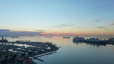 Gün doğumunda Lions Lighthouse 'ın hava görüntüsü Long Beach, Kaliforniya' daki sakin suları ve uzak gemileri gösteriyor..