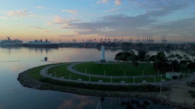 Gün doğumunda Lions Lighthouse 'ın hava görüntüsü Long Beach, Kaliforniya' daki sakin suları ve uzak gemileri gösteriyor..