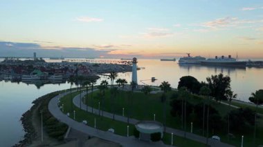 Gün doğumunda Lions Lighthouse 'ın hava görüntüsü Long Beach, Kaliforniya' daki sakin suları ve uzak gemileri gösteriyor..