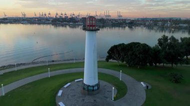 Gün doğumunda Lions Lighthouse 'ın hava görüntüsü Long Beach, Kaliforniya' daki sakin suları ve uzak gemileri gösteriyor..