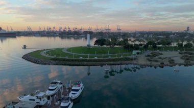 Gün doğumunda Lions Lighthouse 'ın hava görüntüsü Long Beach, Kaliforniya' daki sakin suları ve uzak gemileri gösteriyor..