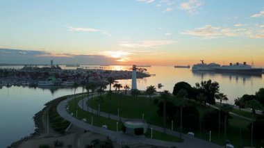 Gün doğumunda Lions Lighthouse 'ın hava görüntüsü Long Beach, Kaliforniya' daki sakin suları ve uzak gemileri gösteriyor..