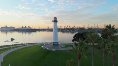 Gün doğumunda Lions Lighthouse 'ın hava görüntüsü Long Beach, Kaliforniya' daki sakin suları ve uzak gemileri gösteriyor..