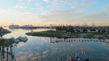Gün doğumunda Lions Lighthouse 'ın hava görüntüsü Long Beach, Kaliforniya' daki sakin suları ve uzak gemileri gösteriyor..