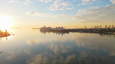 Gökkuşağı Limanı, Long Beach, California 'nın güneşli havadan çekimleri sakin sularla birlikte renkli gökyüzünü yansıtıyor.