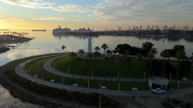 Gökkuşağı Limanı, Long Beach, California 'nın güneşli havadan çekimleri sakin sularla birlikte renkli gökyüzünü yansıtıyor.