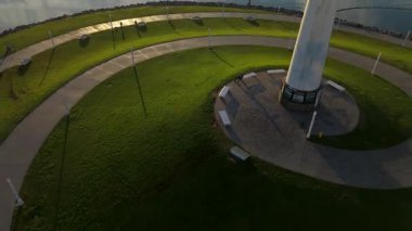 Gün doğumunda Lions Lighthouse 'ın hava görüntüsü Long Beach, Kaliforniya' daki sakin suları ve uzak gemileri gösteriyor..