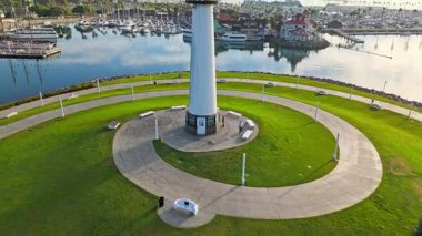 Lions Lighthouse 'un Long Beach, California' daki Shoreline Park 'taki hava görüntüsü. Gün ağarırken huzurlu liman ve çarpıcı ufuk çizgisi.