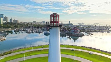 Lions Lighthouse 'un Long Beach, California' daki Shoreline Park 'taki hava görüntüsü. Gün ağarırken huzurlu liman ve çarpıcı ufuk çizgisi.