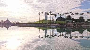 Long Beach, California 'daki Shoreline Park' ın havadan görünüşü... Şafak sökerken huzurlu limanı ve çarpıcı ufku.