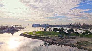 Long Beach, California 'daki Shoreline Park' ın havadan görünüşü... Şafak sökerken huzurlu limanı ve çarpıcı ufku.