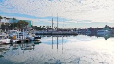 Long Beach, California 'daki Shoreline Park' ın havadan görünüşü... Şafak sökerken huzurlu limanı ve çarpıcı ufku.