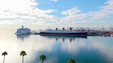 Long Beach sahil limanının şafak vakti gökyüzünde bulutlar, Long Beach, California