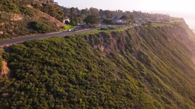 Bluff Körfezi 'nin altın saatinde havadan çekimi.