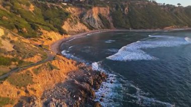 Bluff Körfezi 'nin altın saatinde havadan çekimi.