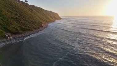 Bluff Körfezi 'nin altın saatinde havadan çekimi.