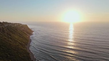 Gün batımında muhteşem Bluff Koyu 'nun hava görüntüsü.