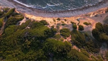 Gün batımında muhteşem Bluff Koyu 'nun hava görüntüsü.