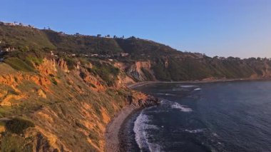 Bluff Körfezi 'nin altın saatinde havadan çekimi.