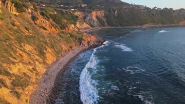 Bluff Körfezi 'nin altın saatinde havadan çekimi.