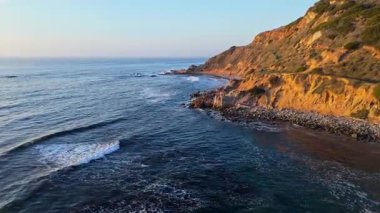 Düz Kaya Sahili 'nin altın saatinde havadan çekilmiş görüntüleri.