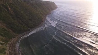 Bluff Körfezi 'nin altın saatinde havadan çekimi.