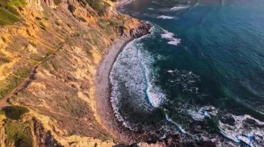 Bluff Körfezi 'nin altın saatindeki hava gösterisi.