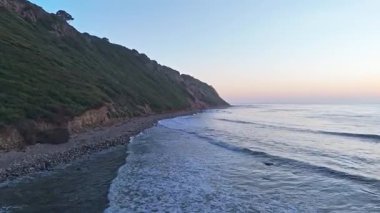 Şok edici Bluff Koyu 'nun alacakaranlıktaki hava görüntüsü.