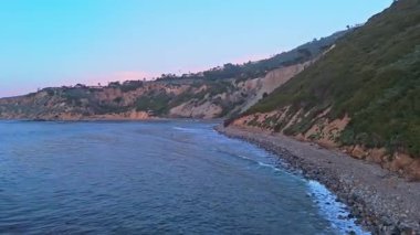 Şok edici Bluff Koyu 'nun alacakaranlıktaki hava görüntüsü.