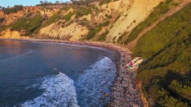 Bluff Körfezi 'nin altın saatinde havadan çekimi.