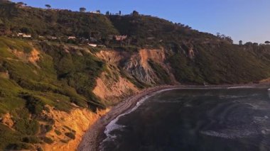 Bluff Körfezi 'nin altın saatinde havadan çekimi.